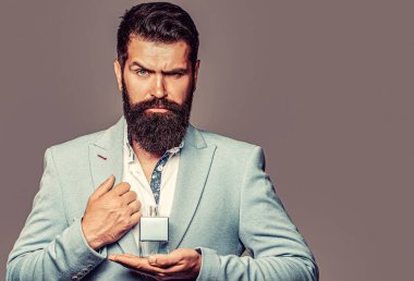 Parfüm. Erkek parfümü, parfüm, kozmetik. Sakallı adam elinde bir şişe parfüm tutuyor..