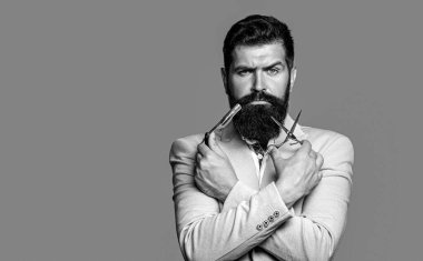 Acımasız adam, makas, düz jilet. Berber dükkanı, takım elbiseli. Klasik berber dükkanı, tıraş. Siyah beyaz sakallı adam..