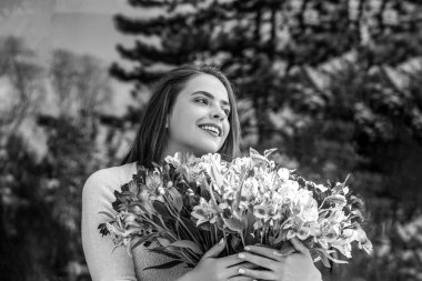 Kız, çiçekler, bahar, açık hava. Renkli bir çiçek buketi Siyah ve beyaz