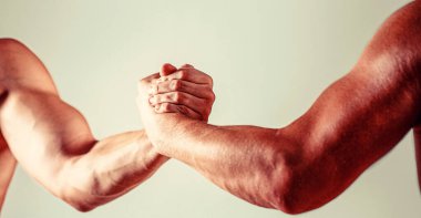 İki el, dostça tokalaşma, dostça selamlaşma, takım çalışması, arkadaşlık. Yardım jesti veya eller