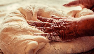 Eller pizza için hamur yapıyor. Hazırlık hamuru kadın eli gibidir. Pastanede erkeklerin elinden para kazanıyordum..