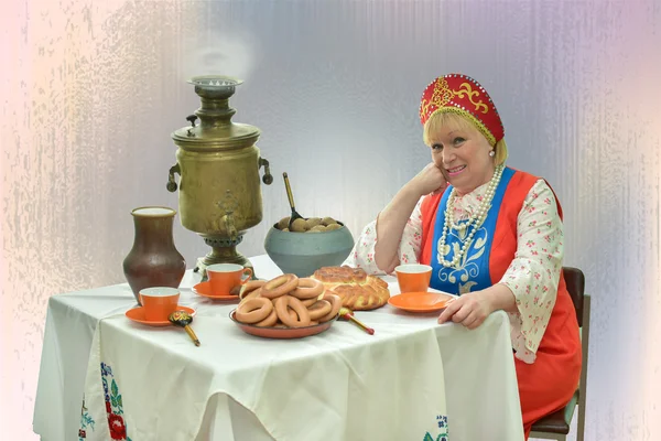 At an old samovar — Stock Photo, Image