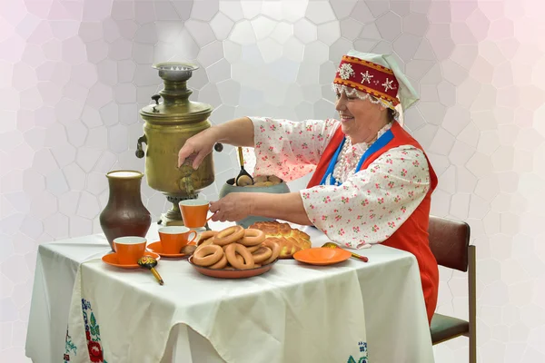 At an old samovar 2 — Stock Photo, Image