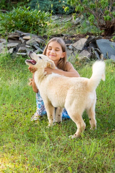 Teenage Girl Plays Labrador Puppy Garden — Stock Photo, Image