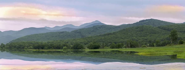 Abendlandschaft Auf Einem Bergsee Bei Sonnenuntergang — Stockfoto