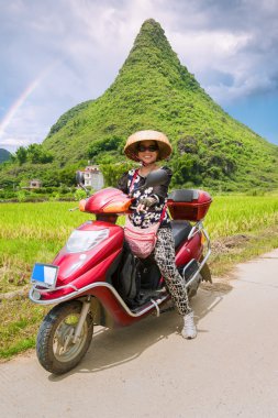 Kadın bir elektoro-scooter üzerinde