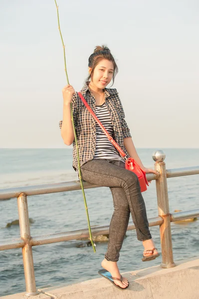 Fille avec une canne à pêche — Photo