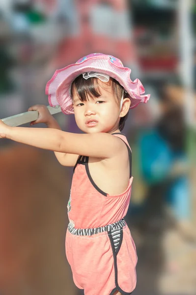 Маленькая девочка с палкой — стоковое фото