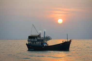 Gün batımında seiner