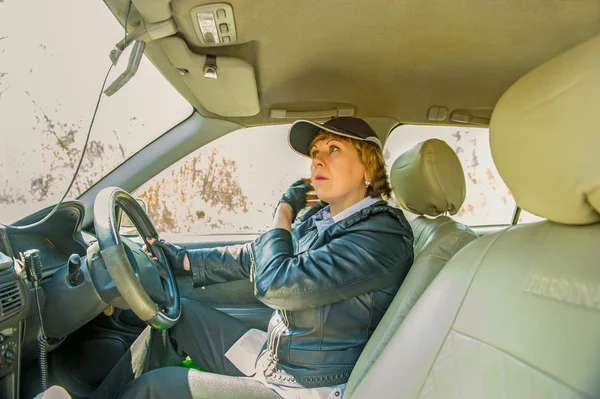 Mulher motorista — Fotografia de Stock