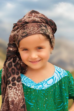 Tacik portresi küçük kız