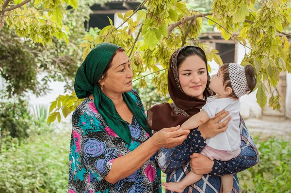 Foto familia Tadjik — Foto de Stock