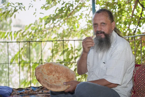 Foto di un uomo con pane tagiko - Gizhda — Foto Stock