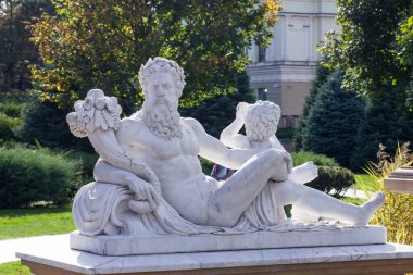 Parktaki antik Zeus heykeli