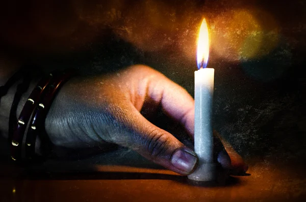 Hand hält Kerze in der dunklen Nacht Bokeh texturiert — Stockfoto