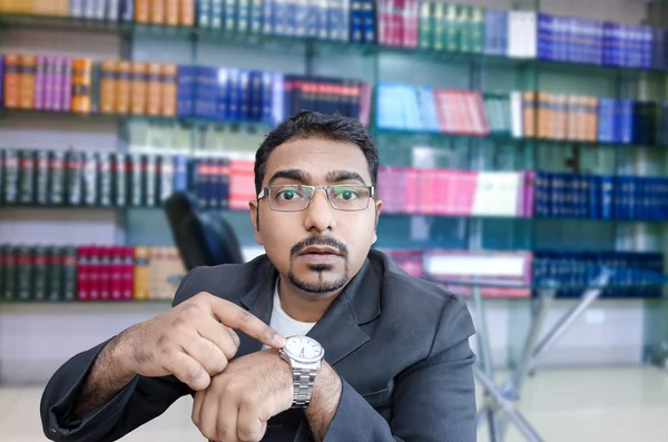 Retrato del hombre de negocios señalando al reloj — Foto de Stock