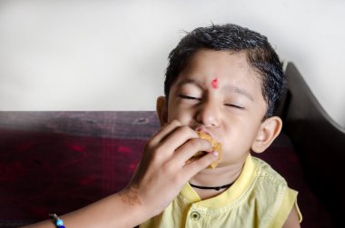 del zevk Kapalı gözlerle tatlılar yemek küçük çocuk çocuk