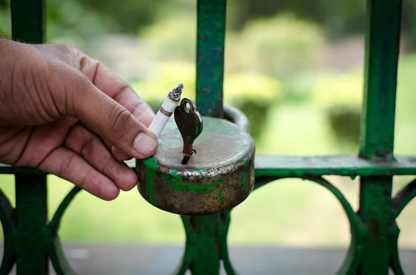 Tranca com a chave. — Fotografia de Stock