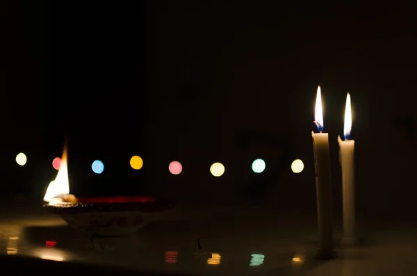 Lampe de terre et bougies dans la nuit noire — Photo