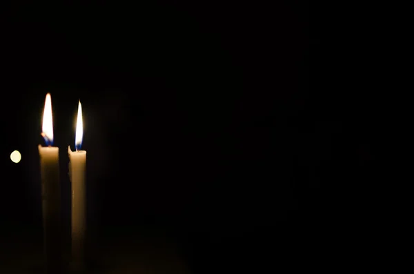 Dos velas en la noche oscura con copyspace — Foto de Stock