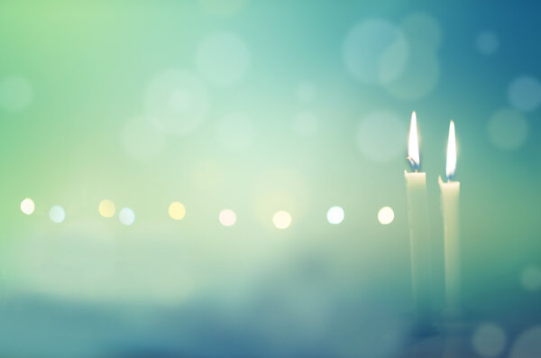 Земляные светильники и свечи в темноте ночи
