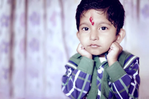 Petit enfant posant pour la caméra — Photo