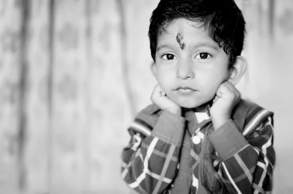 Pieni lapsi poseeraa kameralle — kuvapankkivalokuva