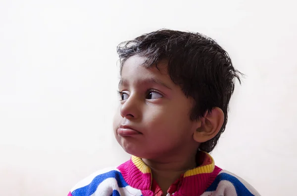 Triste garçon enfant regardant de côté gros plan — Photo