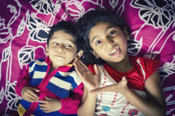 Testvér gyerekek játszanak, birtoklás móka-ágyon — Stock Fotó