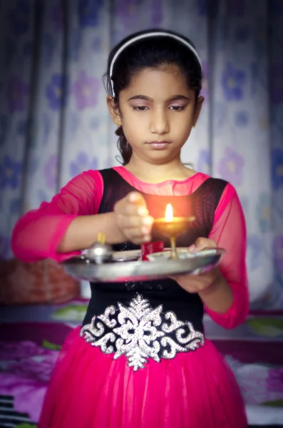 Girl child porträtt hålla bön plattan — Stockfoto