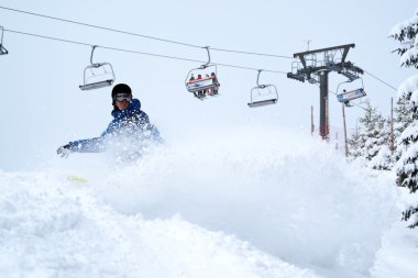 kar kış eğlence genç snowboarder sahiptir.