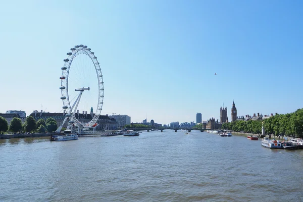 Uma grande roda gigante no meio dos lugares mais interessantes de Londres para visitar durante suas férias . — Fotografia de Stock