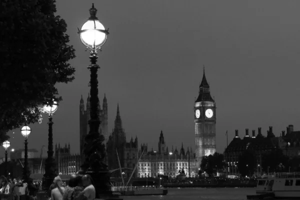 Schöne Architektur in London mit einem dominanten Big Ben. — Stockfoto