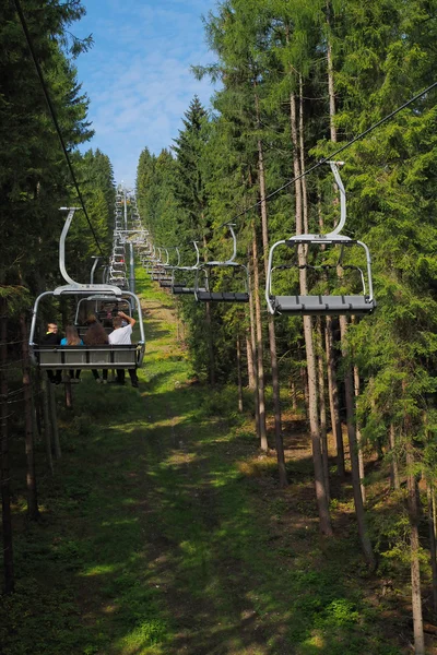 Télésiège dans les montagnes tchèques . — Photo