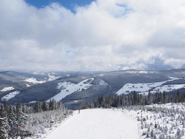 Χιονισμένο λόφους βουνά Τσεχική και όμορφο δασώδες τοπίο καταμεσής του χειμώνα. — Φωτογραφία Αρχείου