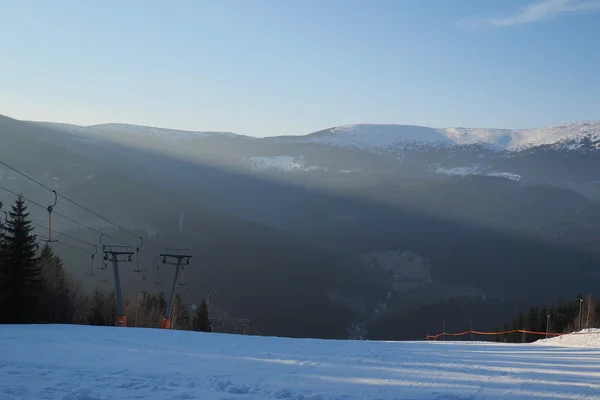 Paysage enneigé au milieu de l'hiver dans les montagnes tchèques . — Photo