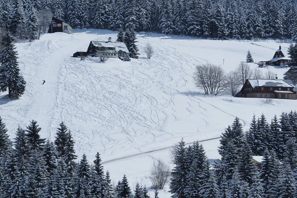 Paysage enneigé au milieu de l'hiver dans les montagnes tchèques . — Photo