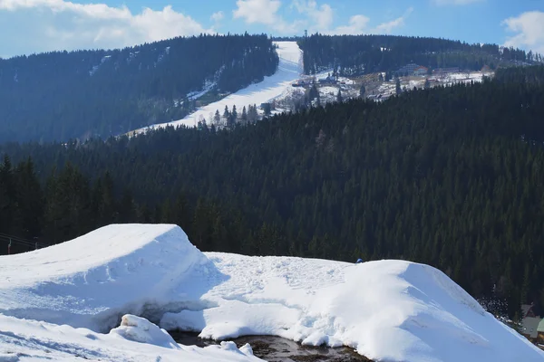 Snowpark i ett snöigt berg klar för skid- och snowboardåkare. — Stockfoto