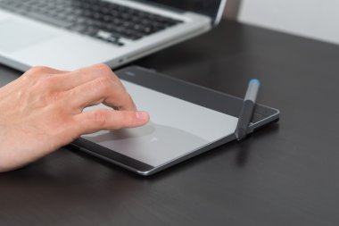 genç adam design Studio bilgisayarda kroki çizim.