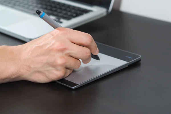 Joven dibujando boceto en la computadora en el estudio de diseño . —  Fotos de Stock