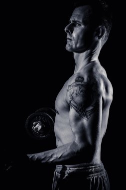 siyah arka plan üzerine atletik erkek