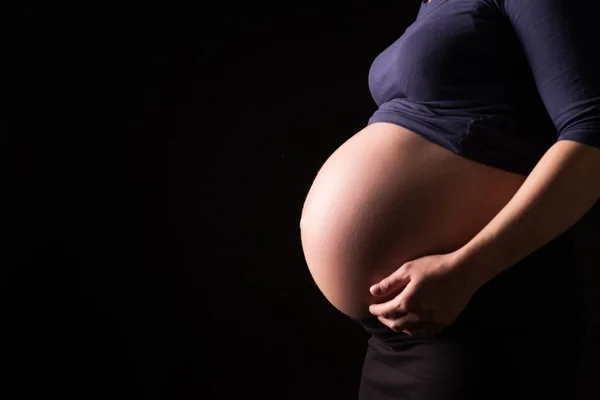 美丽的怀孕的肚子 有妈妈的手在上面 — 图库照片