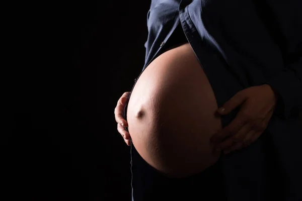 Barriga Gravidez Beleza Com Uma Mão Mãe Sobre Ele — Fotografia de Stock