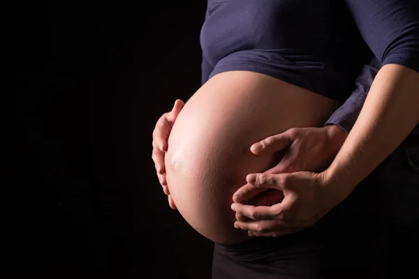 Vientre Del Embarazo Con Mano Los Padres Imágenes de stock libres de derechos