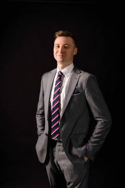 Genç beyefendi elbisesini düzeltiyor.