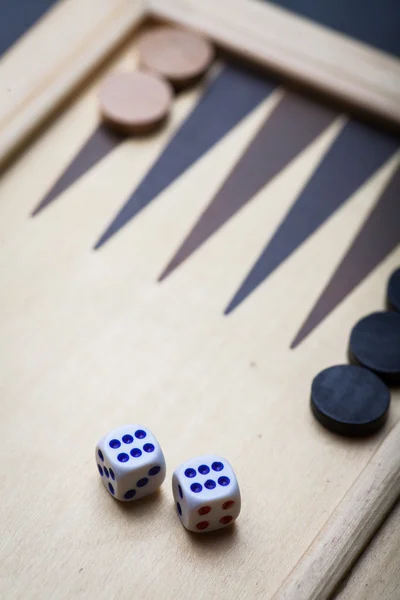 Tavola da backgammon e dadi — Foto Stock