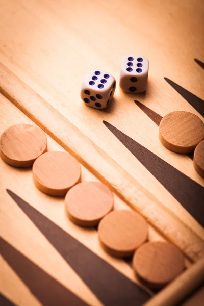 Backgammonbrett und Würfel — Stockfoto
