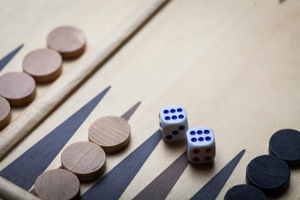 Backgammonbrett und Würfel — Stockfoto