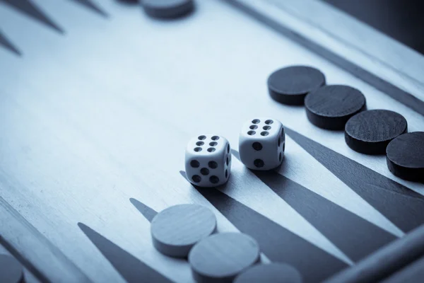 Backgammon styrelsen och tärna — Stockfoto