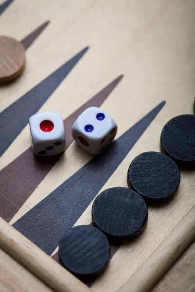 Plateau de backgammon et dés — Photo